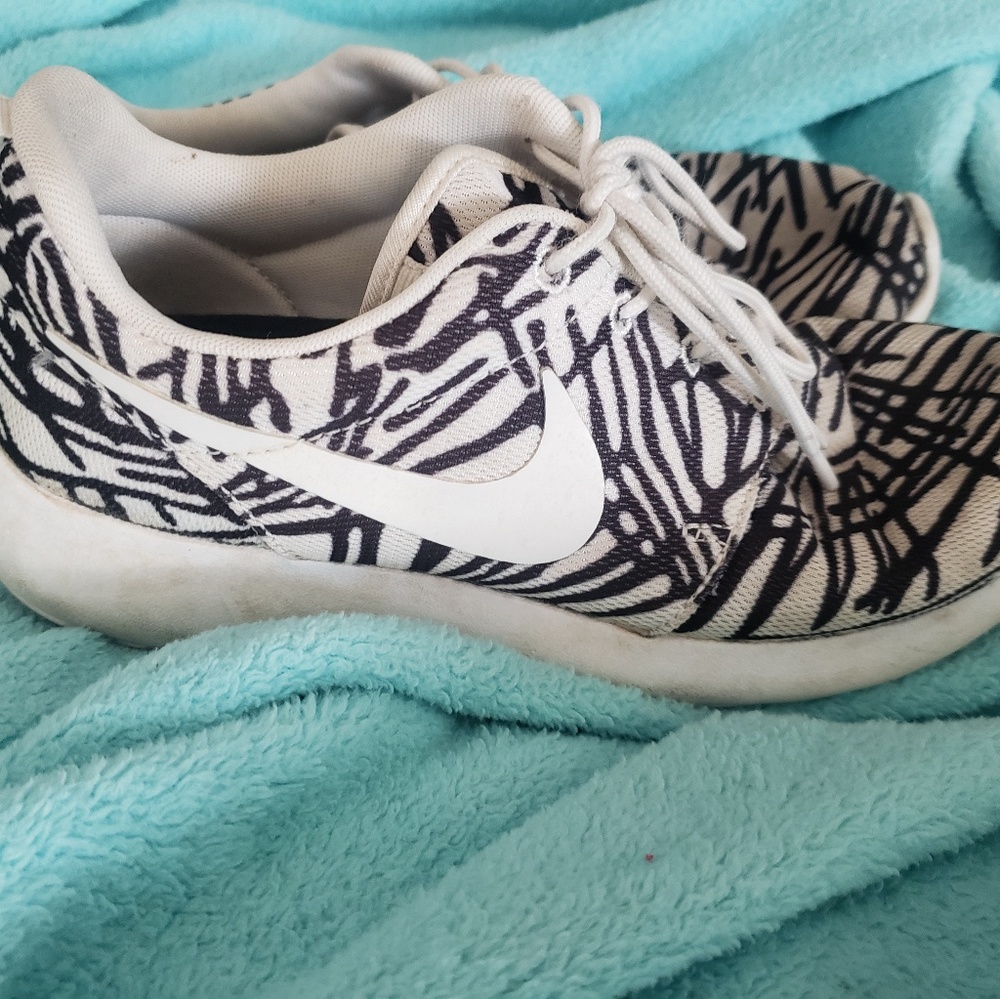 Tennis shoes